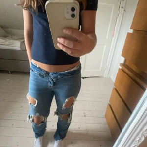 Hollister jeans - Snygga jeans me hål 