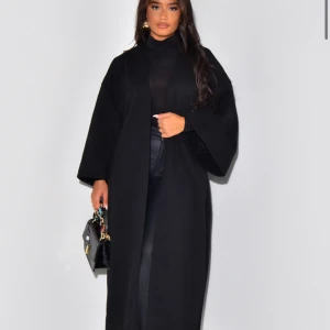 Kimono från jeansindustry  - Jag säljer denna helt nya och oanvända kappan då jag tänker köpa en ny :) kvitto och prislapp finns kvar