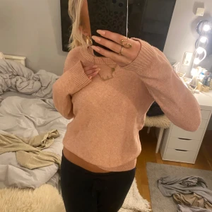Vila stickad tröja - Superfin stickad tröja ifrån vila köpt för 329, helt oanvänd nyskick! Den är ljusrosa (se färg på sista bilderna) Skriv för fler frågor💗