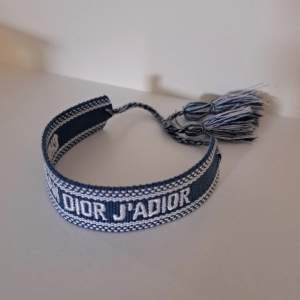 Djukt snyggt dior armband! Vet inte om den är riktig där av det billiga priset! Nypris : 3500