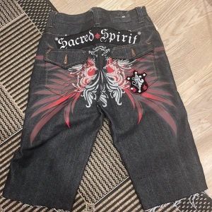 Raw blue jorts - Köpte den på secondhand och använder int den pga den är för liten. Midjan är 36cm. Stilen är typ Drainer emo och streetwear. Och två knappar har lossnat från bakfickorna men det märkts inte 