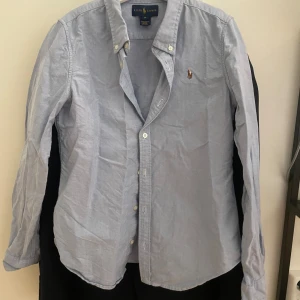 Ralph lauren skjorta - Ralph lauren skjorta (14år) jag använder den inte längre pga att den har blivit för liten.