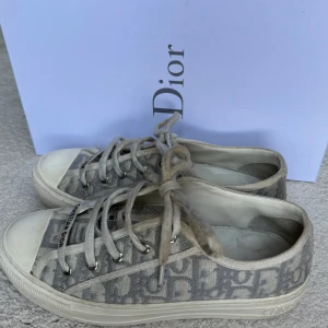 Grå dior skor storlek 37 - Säljer nu mina gråa dior skor i storlek 37,då de var för stora för mig❤️ Kvitto finns från Vestiaire Collective och är äkthetskollade💗 Lite smutsiga men går såklart att göra rent! Kom med bud❤️ Nyspird ca 11000❤️ box tillkommer ej