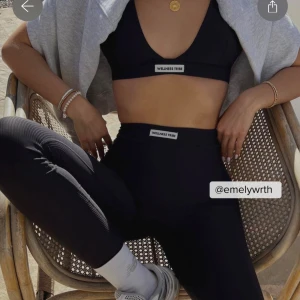 Svart långärmad topp - Säljer en leggings som är perfekt för både träning och vardag. Den är tight och bekväm, vilket gör den idealisk för en aktiv livsstil.