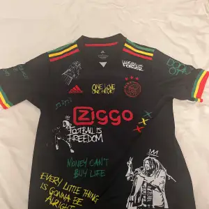 En Ajax x Bob Marley fotbollströja  Knappt använd  Storlek L men passar mig som har storlek M 