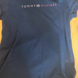 Tommy Hilfiger t-shirt - TH t-shirt. I mycket fint skick utan några defekter. Passar storlek 178