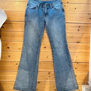 Brandy Melville jeans - Fina lågmidjade bootcut jeans från brandy, midjemått rakt över är 38 cm och innerbenslängd är 83 cm. Kan sänka vid snabb affär!!❤️😃 jättefint skick men slitet längst ner , skriv för bilder!! (Dom e för stora därför nervikta)