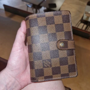 Louis Vitton plånbok - Väldigt bra skick! Köpt på Affordable Luxury som är en secondhand butik i Stockholm för lyxmärken. Har kvitto!