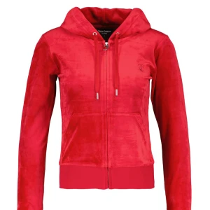 Röd Juicy Couture kofta - Säljer en röd Juicy Couture kofta i storles XS❤️ Jätte fint skick och visar inga som helst tecken på användning. Skriv för fler bilder❤️