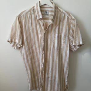 Linneskjorta från Urban Pioneers i nyskick  - Linneskjorta i nyskick. 