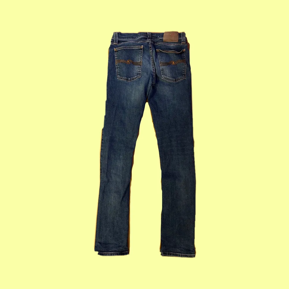 Ett par feta Nudie Jeans i modellen ”Tube Kelly”. Storlek W28/L32. Skick 8/10 (lätt använda). Passform Skinny/Slim fit. Nypris ca 1600 kr. Hör av dig vid frågor!! 🔥🔥. Jeans & Byxor.