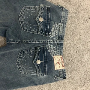 NYA true religion jeans - Helt nya true religion jeans bara på testade.säljer då jag inte tycker färgen på jeansen passar mig. Nypris 1599 kan gå ner i pris vid snabb affär  Använd gärna köp nu