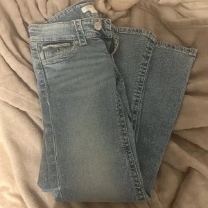 Jeans low waist bootcut💘 - Använda 2-3 ggr, inga fläckar. Säljer pga att de är för små.