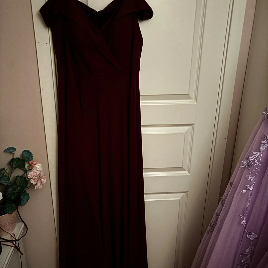 Vinröd långklänning med offshoulder - 91