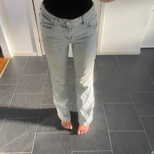 Ett par raka/bootcut jeans från zara. Säljer då dem är för stora på mig. Är 168 som referens. Små i storleken