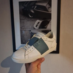 Valentino open - Unika asfeta ljusblåa valentino opens i toppskick. Desvärre inget OG. De är i strl. 42.5. Vid frågor eller fler bilder är det bara att skriva //Kba_Closet