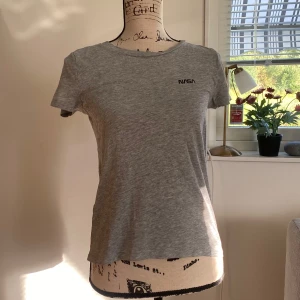 T-shirt Nasa - • Normal passform • Upplevs som storlek 34-36 (står 34) • Sparsamt använd  • Bild 4 visar färgen bäst • Tunt och mjukt tyg
