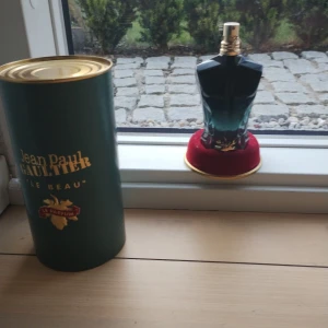 JPG Le beau Le Parfum - Säljer samples i 2,3,5, och 10 ml av denna Le beau le parfum. Rankad som en av de bästa parfymerna enligt Fragrantica. Bra för kvällar där man vill attrahera guzzar. 2 ml: 34 kr, 3 ml: 49 kr, 5 ml: 69kr, 10 ml:109 kr. Sjuka priser! 25% rea på två köp