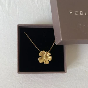 Edblad Floral Necklace L Gold - Ny utan prislapp!  Nickelsäkert  14 k guldplätering Originalpris 399 kr 