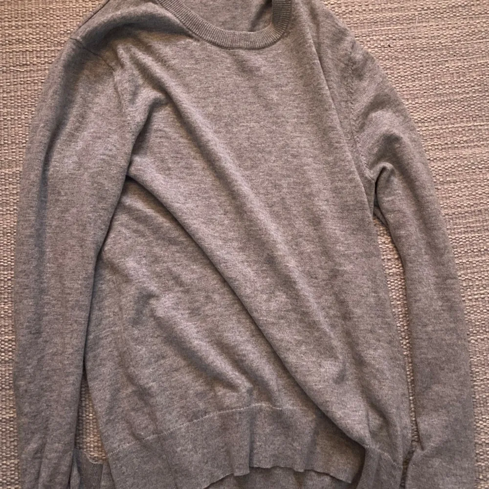 Filippa K crewneck storlek S utmärkt skick inga defekter perfekt till hösten, skick 9/10 Nypris: 1059 Mitt pris: 459. Tröjor & Koftor.