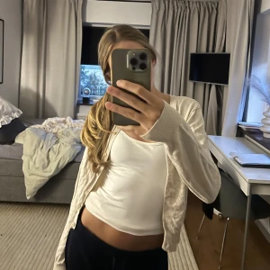 Beige kofta💞 - Jag säljer min beiga kofta från hm! Jag säljer för att den inte används längre, väldigt bra skick!💞💞 