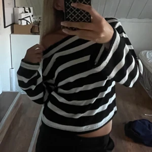 randig boatneck tröja - säljer nu denna superfina tröjan ifrån gina i storlek S och i väldigt fint skick 😊
