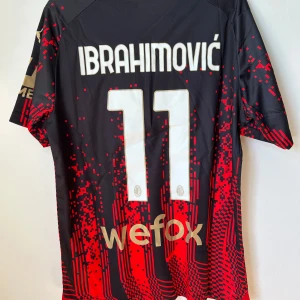 AC Milan Ibrahimovic  - Oanvänd AC Milan fjärdeställ år 2023 i storlek M  Namn på tröjan är Ibrahimovic och nummer 11