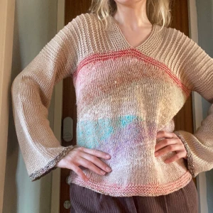 Tröja - Skynda fynda innan jag ångrar mig!!! Nej men alltså snyggaste tröjan nånsin, men har så otroligt mycket kläder så måste göra mig av med lite😭 så otroligt fin!! Står ingen storlek men uppskattar till ca M