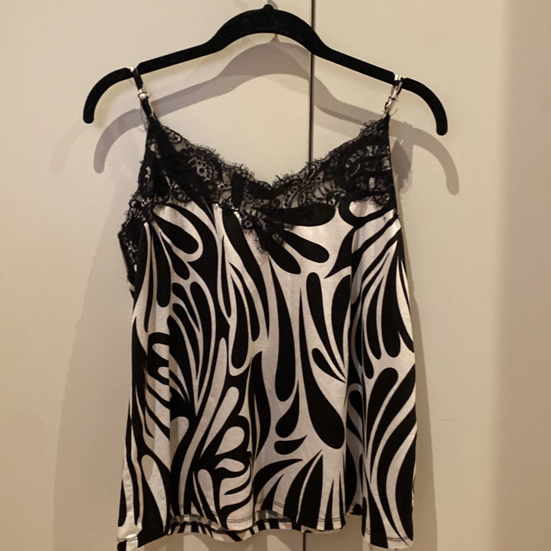 Svartvit mönstrad linnetopp från Amisu