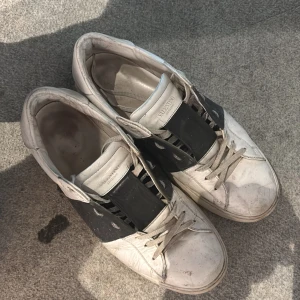 Valentino sneakers i vitt och svart - Tja, säljer mina ganska använda valentino opens i hyfsat skick. Dom är väl använda men har fortfarande mycket kvar att ge. Dom är i storlek 43. Box och dustbag följer med och dom är äkta. Hör av er vid någon fundering och priset kan diskuteras!