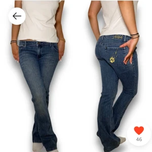 Blåa vintage jeans  - Snygga blå jeans från Fetish med en bootcut-stil. De har en broderad tassdetalj på bakfickan. Innerbenslängden: 81 cm. Midjemåttet: 38. Säljer då de var för stora på mig!