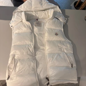 Vit dunväst från Moncler - Tja, säljer min äkta vita moncler väst i storlek 2/M som är i nyskick. Använd ett fåtal ggr. NFC skan funkar som den ska och den är köpt på NK, hör av er vid någon fundering!