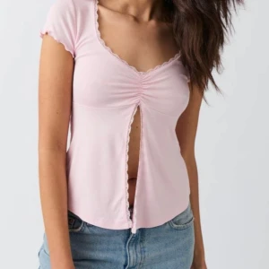 Vit topp - Säljer denna topp FAST I VITT! Den har en lätt och luftig passform. Storlek M men passar mig som bär S! 