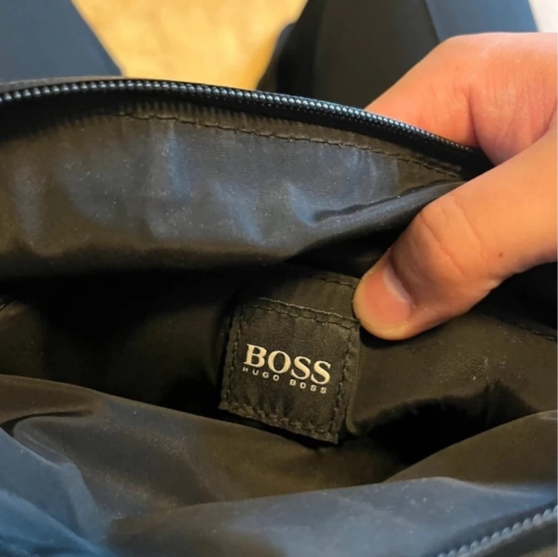 Svart axelväska från Hugo Boss - 2