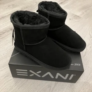 Nya boots  - Säljer ett par svarta boots med mjukt foder  junior från Exani,  Vattenavvisande Varmt ullfoder Äkta läderöverdel. Nya.