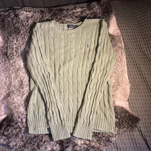 Grön kabelstickad tröja från Ralph Lauren - Bra skick! Storlek L men sitter lite mer som M. Hör av er om frågor!