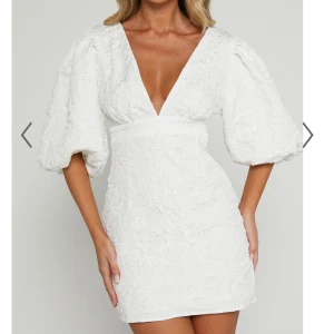 Vit kortklänning med puffärmar - Säljer denna super fina och söta klänningen som passar perfekt till student eller andra tillfällen😍har valt en annan klänning därför säljer jag denna. Passar mig som har 38! OBS inte mina bilder, kan fixa egna om ni skriver privat💕🩵🩷