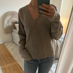 Beige tröja med v-ringning - Jättefin tröja perfekt till skolan, middagar eller bara när man är hemma!❤️