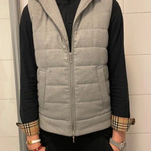 Manchester väst  - En tvär fet väst från dressman. Köpt ny för 1099 kr. Använd 2 gånger och är i toppen skick (10 av 10). Storlek s, passar m. Modell 187 och väger 70 kg cirka. Bara att skriva ifall ni har några frågor eller är intresserade! Mitt pris 649, priset är diskuterbart! 