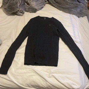 Gant tröja - Säljer en mörkblå gant tröja som är i xs pågrund av att jag har två stycken och har ingen använd av en extra. 