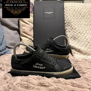 Svarta sneakers från Saint Laurent - Tjena! Jag säljer mina fina saint Laurent skor som är i top skick och man får med allt som kommer med box, dustbag. Skriv om du har några funderingar!🫡😊
