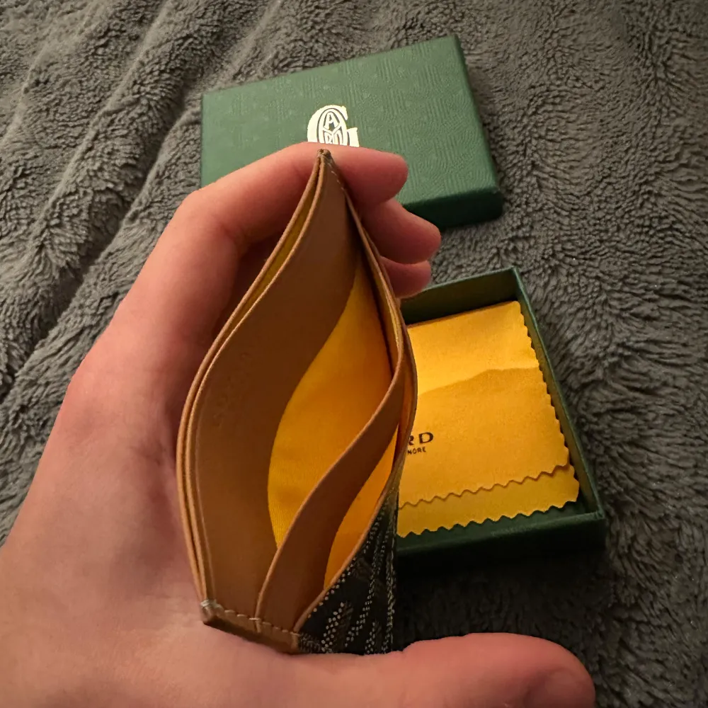 Elegant och stilrent kortfodral i högkvalitativt hantverk. Tillverkat av exklusiva material med en tidlös design som kombinerar funktion och lyx. Perfekt för den som vill bära sina kort med både stil och finess.. Asusteet.