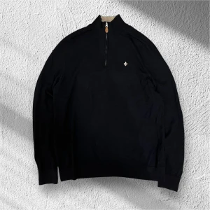 Navy merinoull half zip från Morris - Snygg navy half zip från Morris i 100% merinoull. Tröjan har en dragkedja vid halsen och en liten broderad detalj på bröstet. Perfekt för kyligare dagar med sin stilrena design och bekväma passform. Den är i väldigt fint skick. Nypris på denna ligger runt 1800kr medans mitt pris bara är 499. Jag rekommenderar den starkt. Ställ gärna frågor!