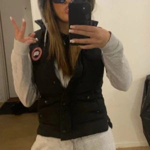Svart dunväst från Canada Goose - Säljer min canada goose väst, vill verkligen inte ha den mer och finns inga skador 🥰