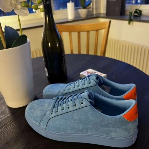Privacy Brands Ljusblåa skor - Riktig snygga skor från Privacy Brands som är använda 2 gånger, Skick 9/10, box ingår. Pris kan diskuteras, passar även 43. Säljer billigt vid snabb affär!