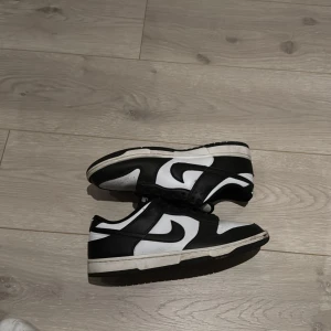 Panda dunks - Snygga svartvita Nike sneakers med klassisk design. Skorna har en låg profil och är perfekta för en stilren look. De har snörning och en bekväm passform. Använd nåra gånger max 10 gånger i bra skick.