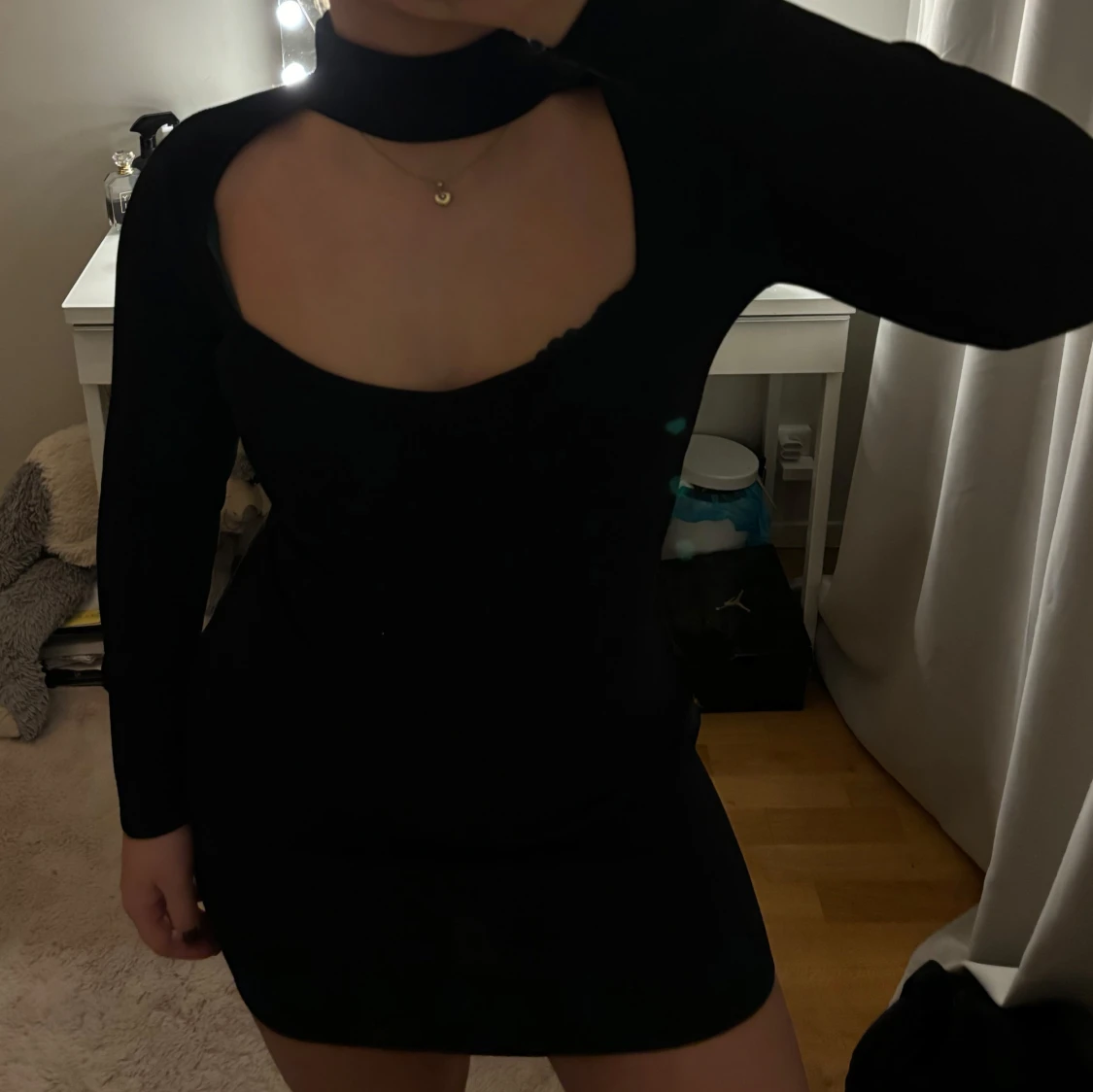 Svart klänning med öppen byst