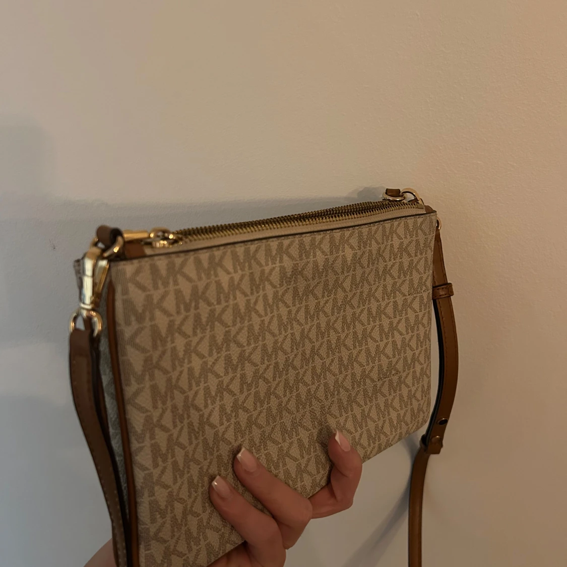 Beige axelväska från Michael Kors - 1