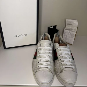 Gucci ace  - Hej! Säljer dessa sjukt snygga Gucci ace skorna. Storlek 42, skick 7/10. Allt og medföljer och om du har några funderingar är det bara ock skriva 