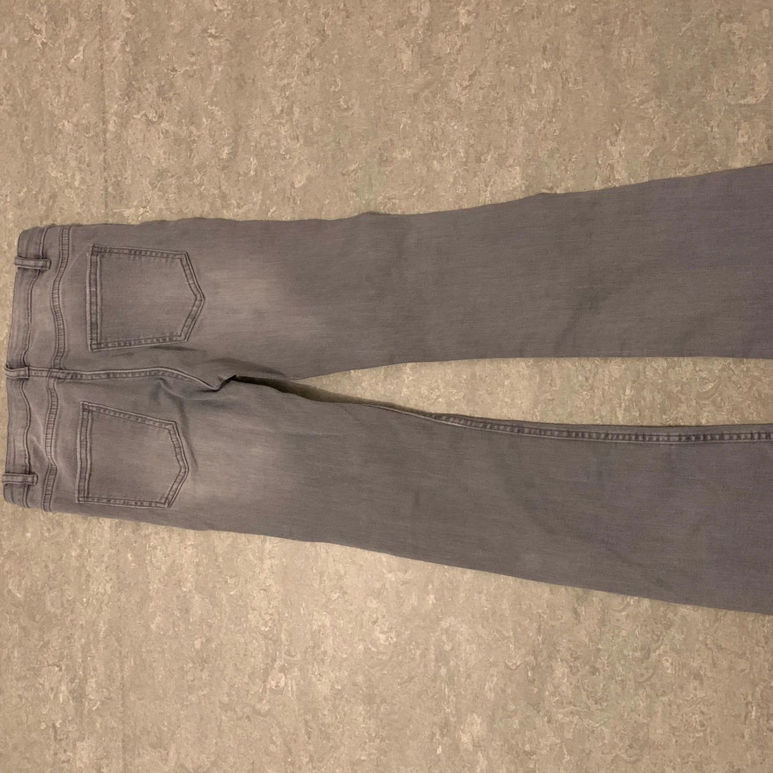 Grå jeansbyxor - 1